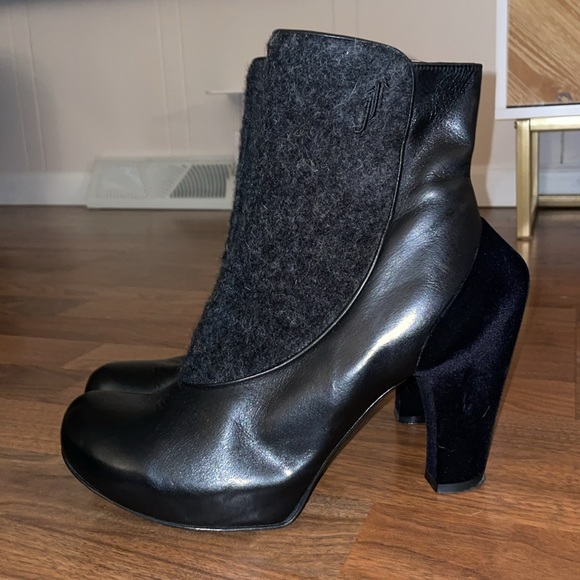 John Fluevog ankle boots. Size 9. Black leather, suede and texture. - Picture 4 of 11